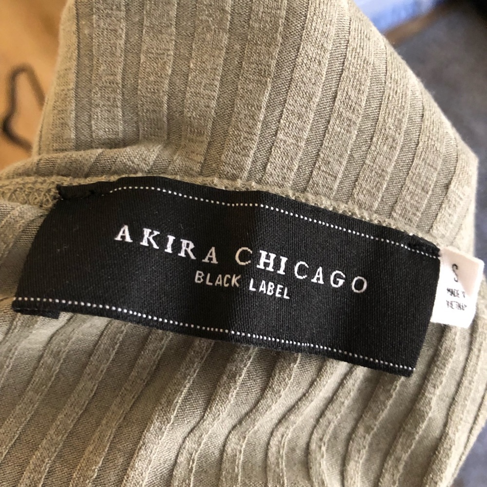 4/$35 AKIRA Chicago | Green Ribbed Crop Top - Picture 3 of 3